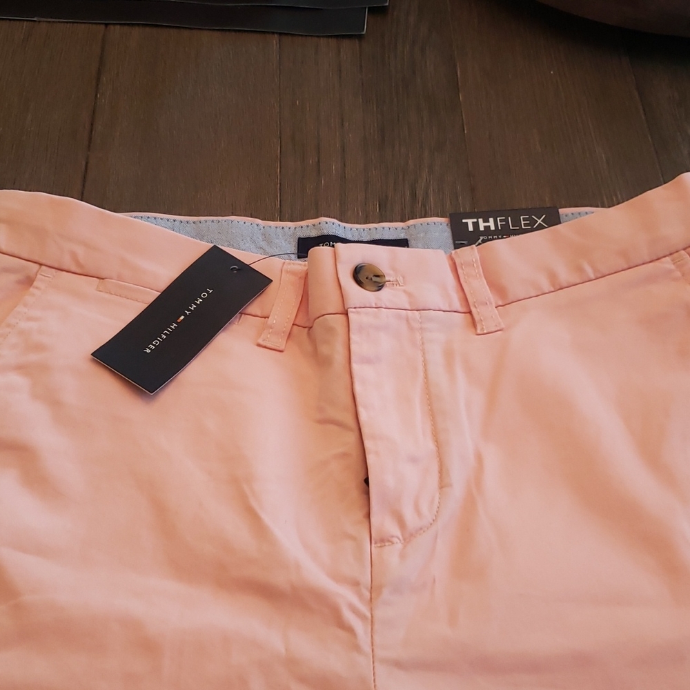 Men's size 30 Tommy Hilfiger 'The Flex' 9" inseam shorts.   NWT.  Peach color.